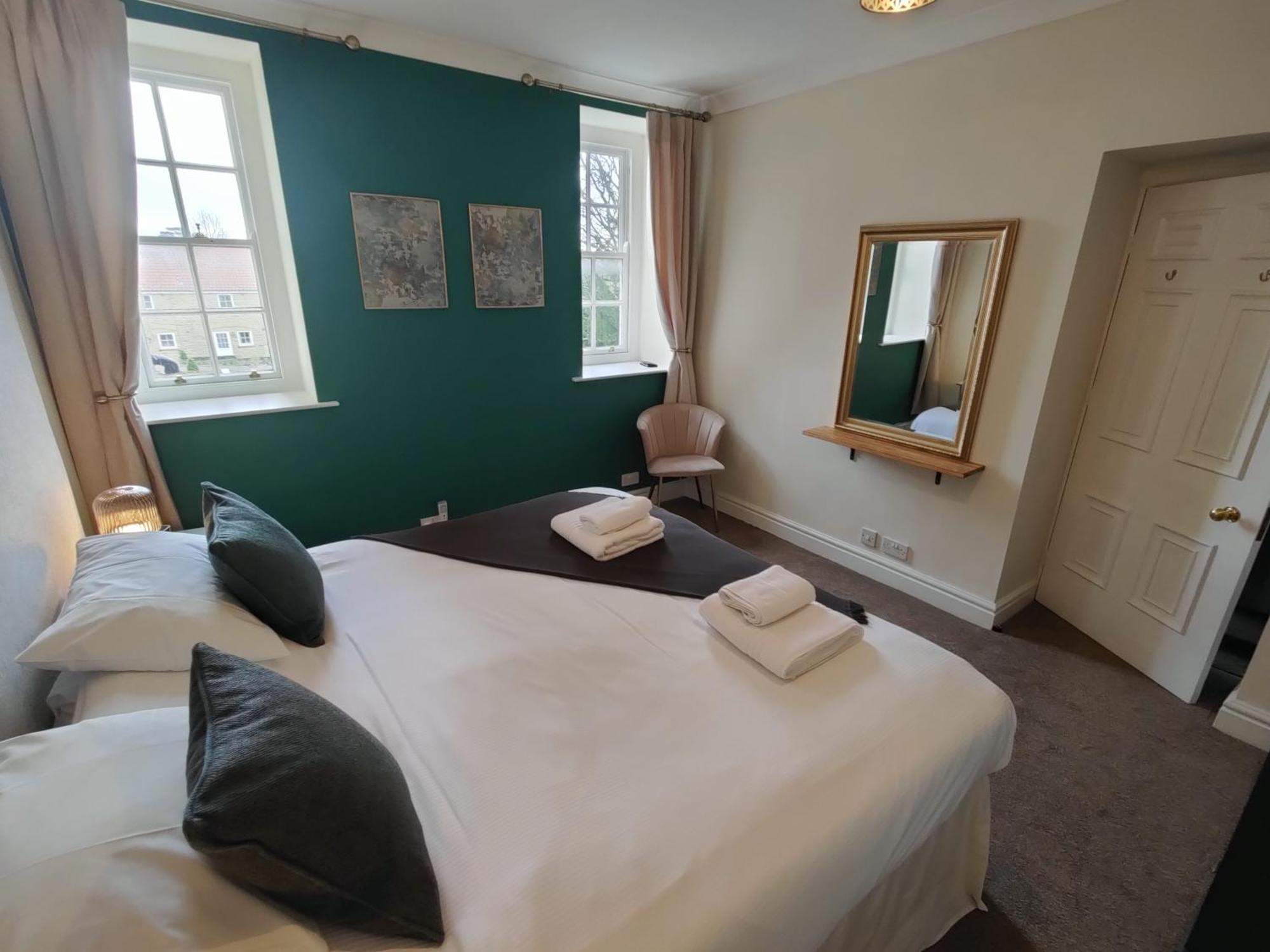 Sutton Hall Resort Тирск Стая снимка
