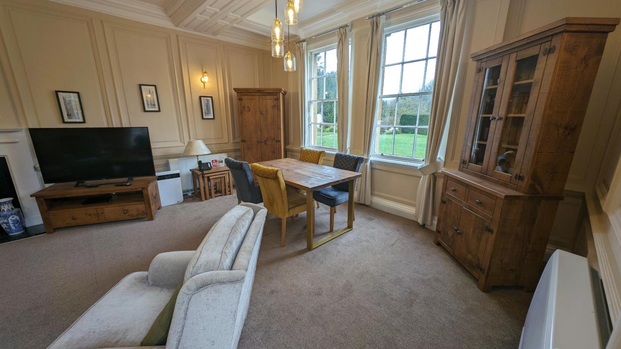 Sutton Hall Resort Тирск Стая снимка